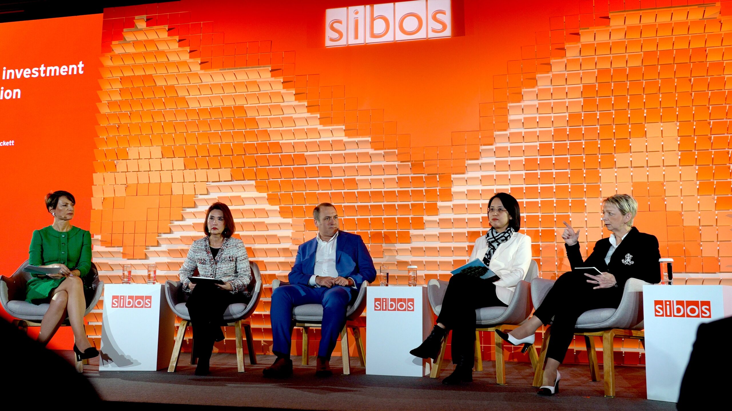 Sibos event photo featuring industry leaders from ASIFMA, DBS Bank, BMO, China Central Depository & Clearing Co., Ltd. (CCDC), and Chainlink Labs.